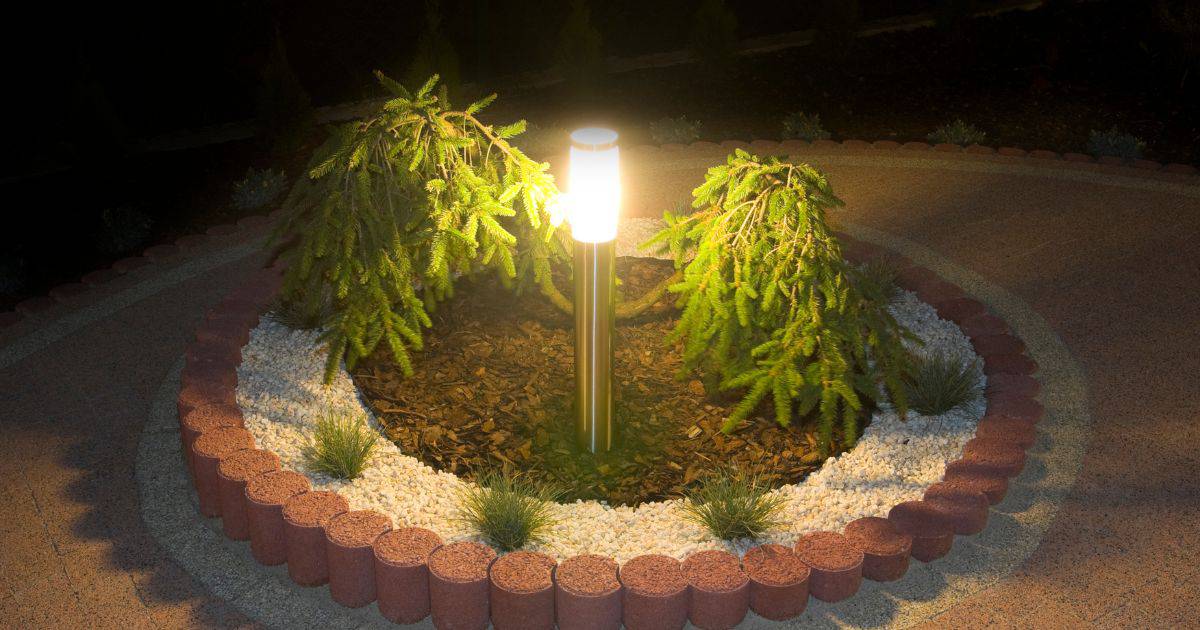 How to Fix a Faulty Front Yard Lamp