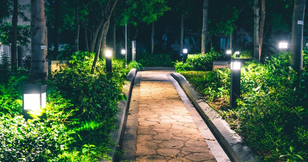 Outdoor Yard Lights Work With a Light Sensor